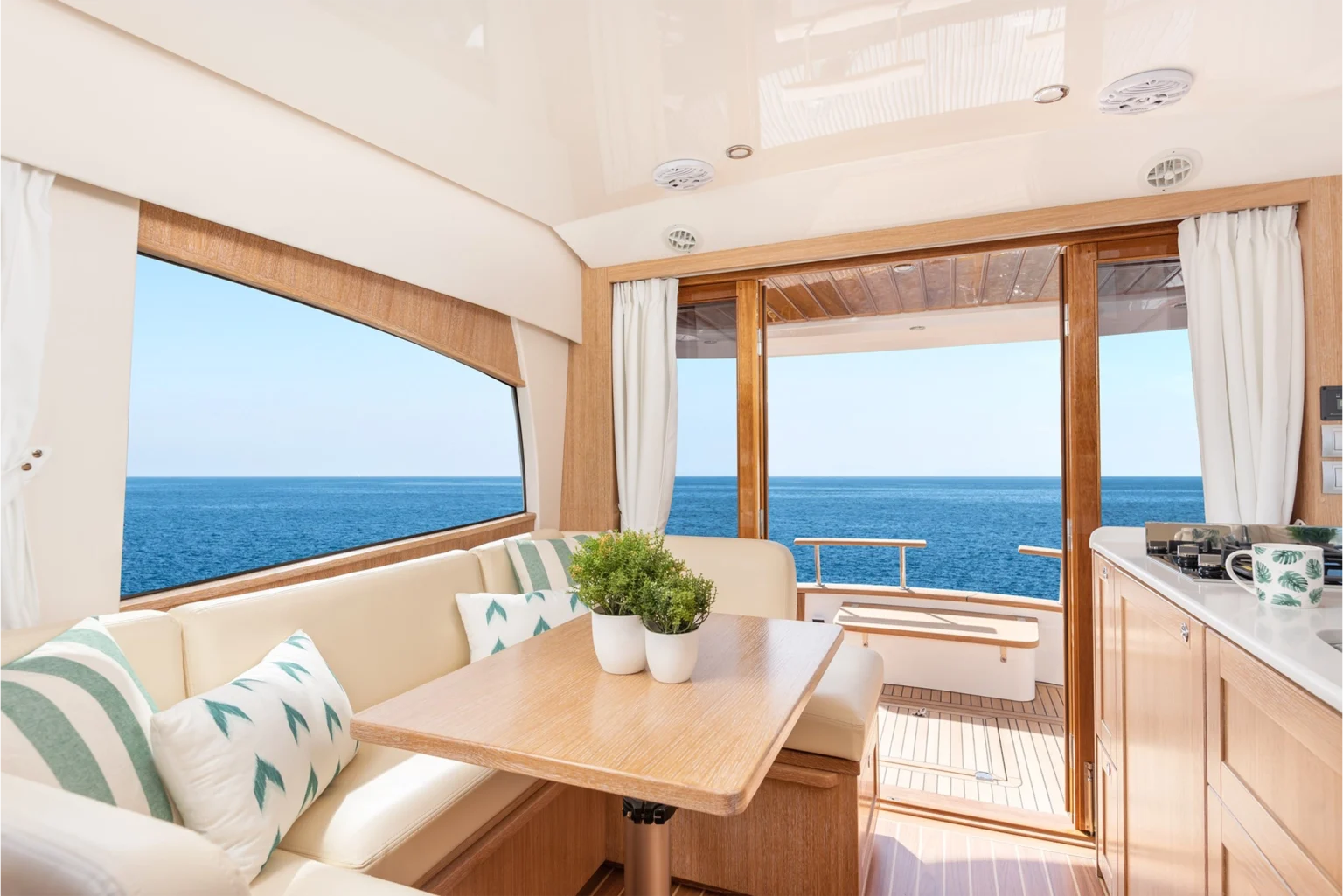 SASGAYACHTS_MENORQUIN_35HT_interior_6