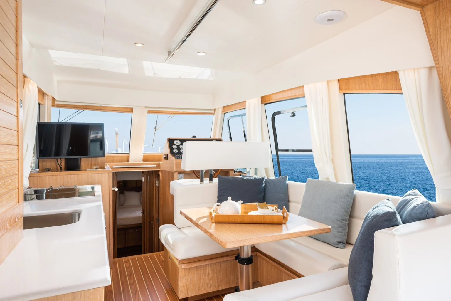 SASGAYACHTS_MENORQUIN_42HT_interior_1