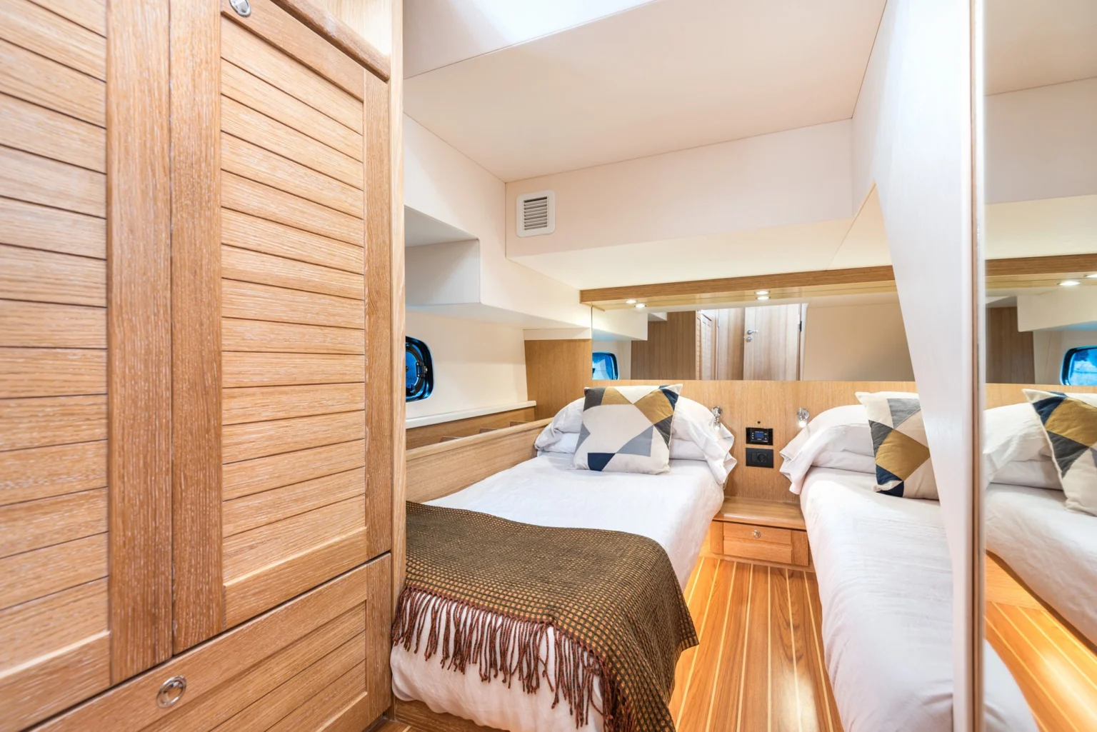 SASGAYACHTS_MENORQUIN_42HT_interior_9