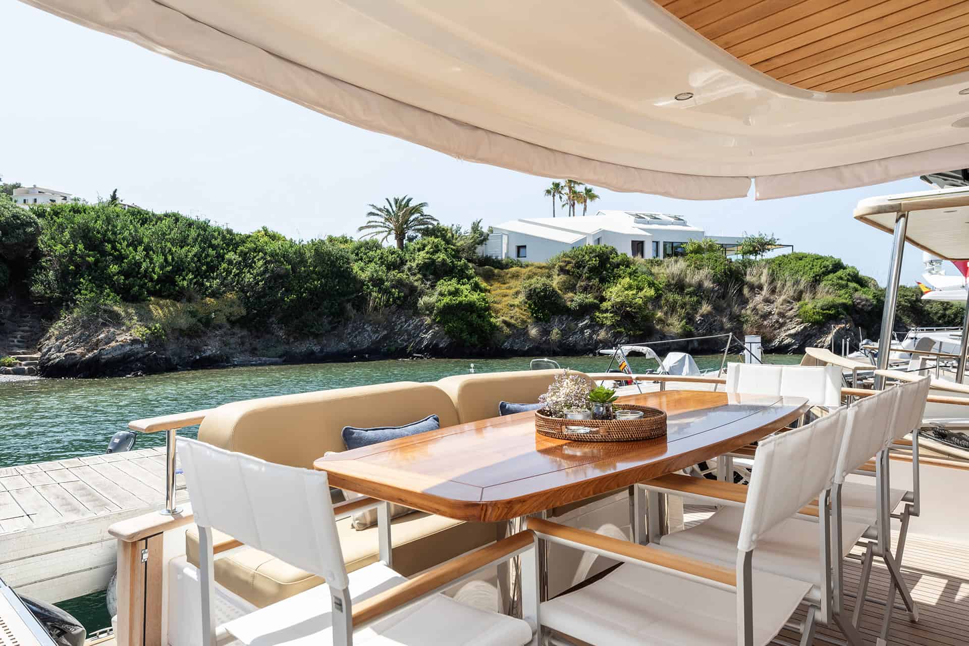Comedor exterior de un Sasga Menorquín amarrado en una cala mediterránea