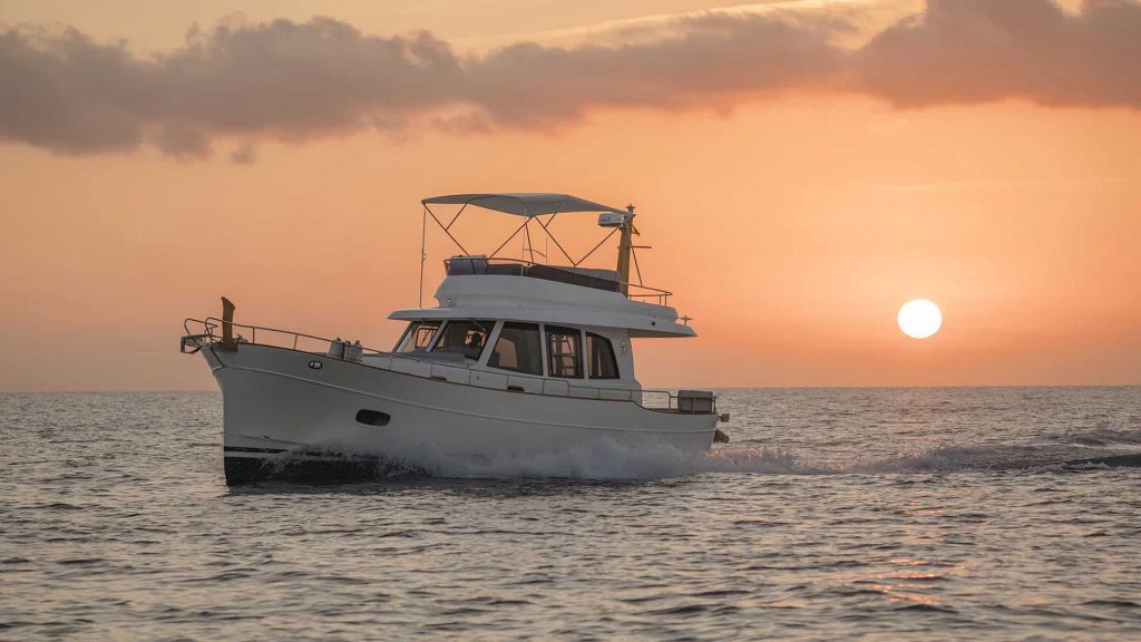 Sasga Menorquín navegando al atardecer en el Mediterráneo