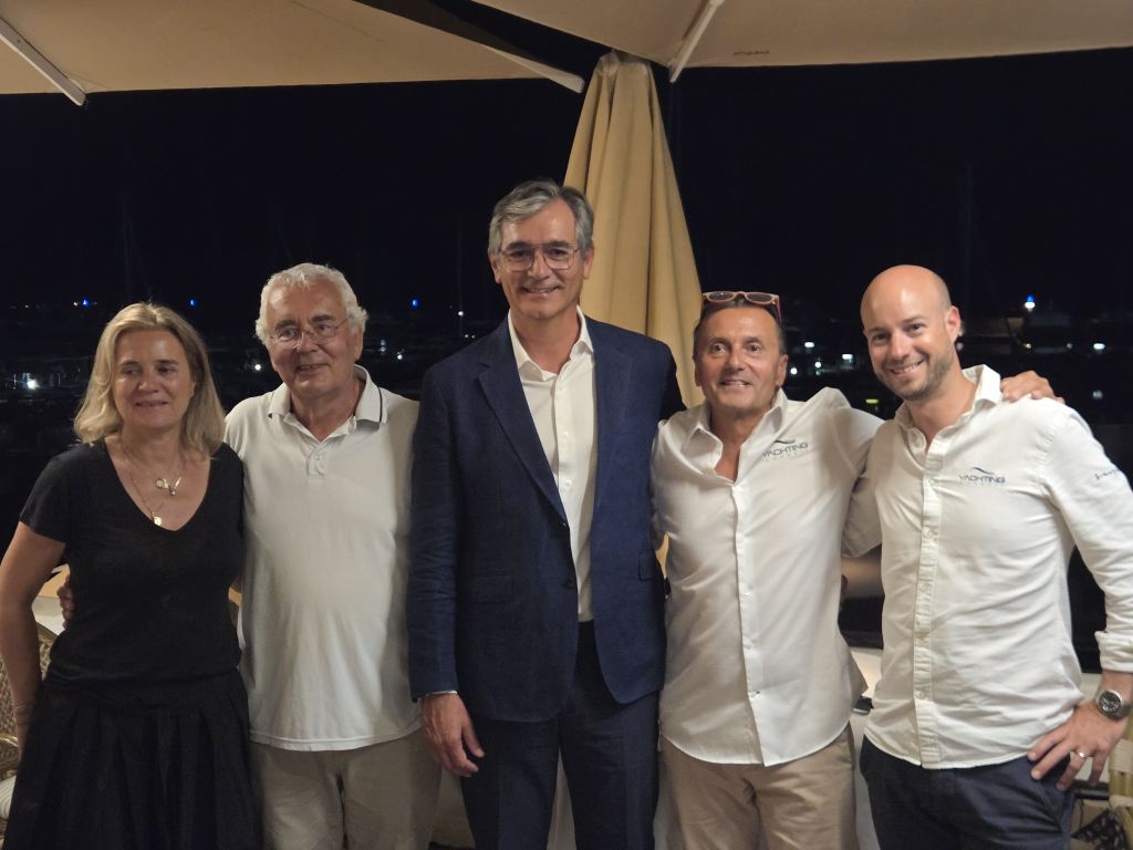 Representantes de Sasga Yachts, dealers, colaboradores y miembros de la comunidad Menorquín reunidos durante el encuentro en Cannes.