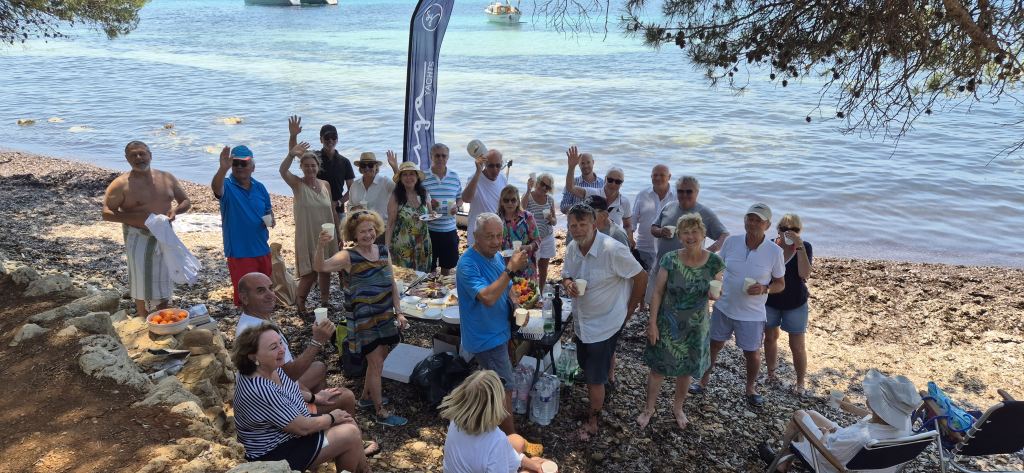 Grupo de propietarios y participantes del Club Menorquín France reunidos junto al mar durante la travesía por la Costa Azul.