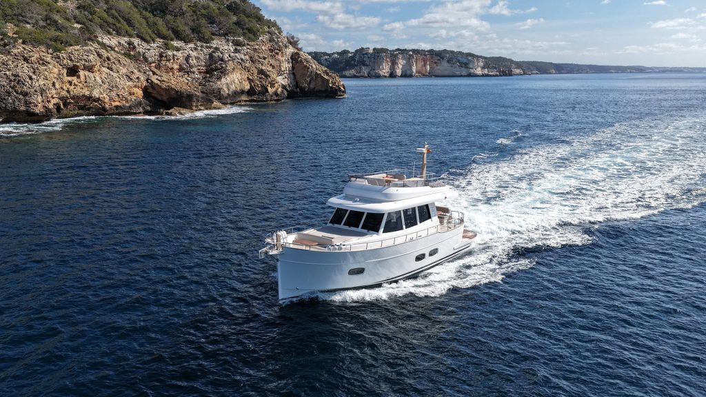Pareja disfrutando de un día a bordo del Menorquín 48 FB en la costa de Menorca