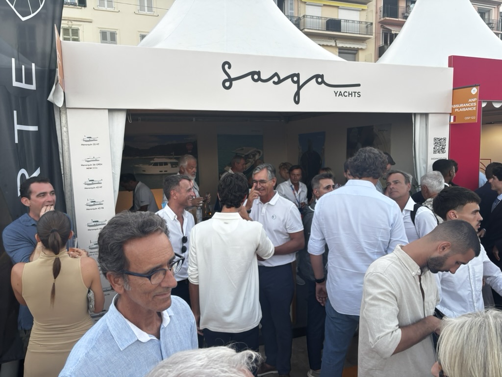 Visitantes y profesionales reunidos frente al stand de Sasga Yachts durante el Cannes Yachting Festival 2026.