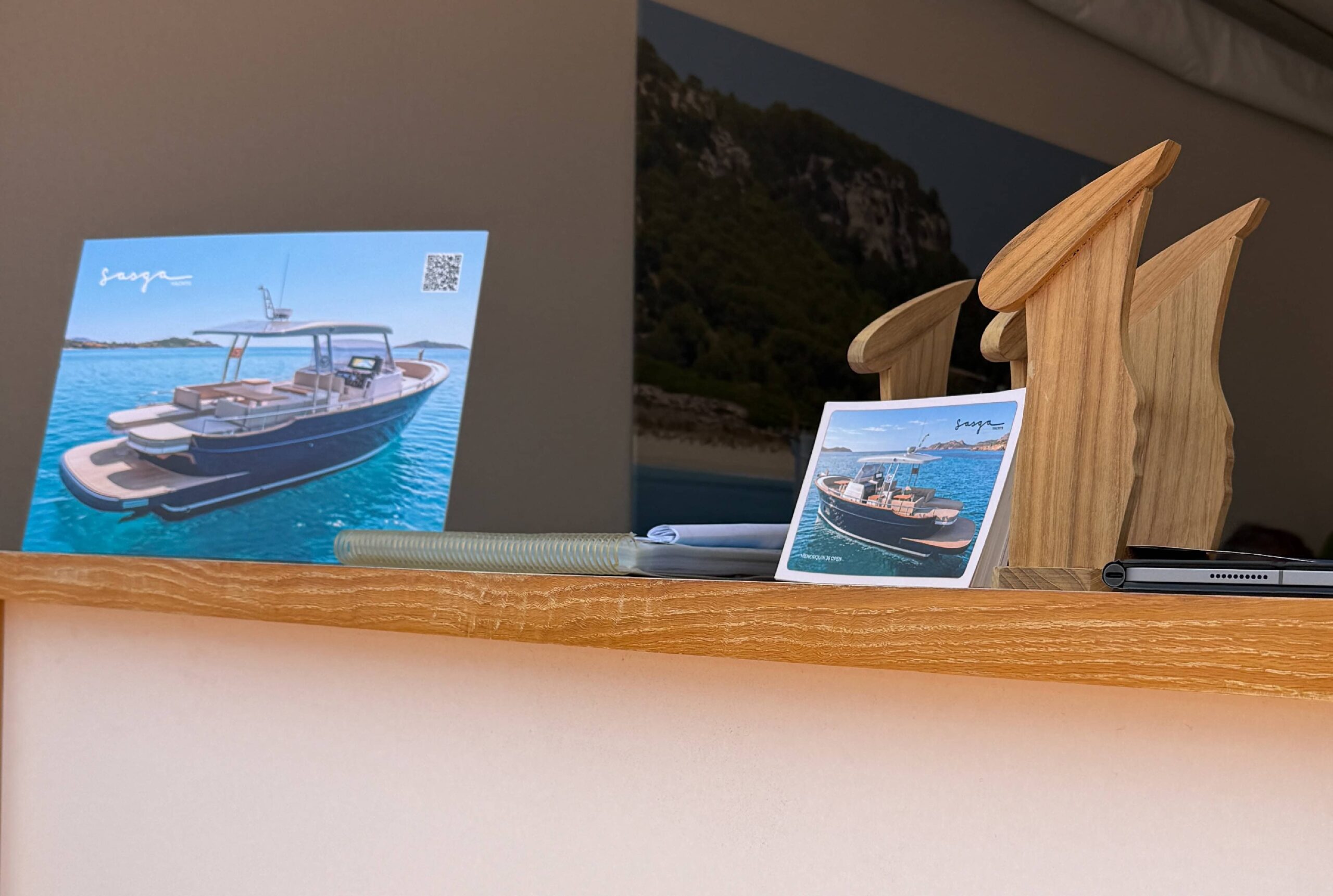 Material gráfico del Menorquín 36 Open expuesto en el stand de Sasga Yachts durante el Cannes Yachting Festival 2026.