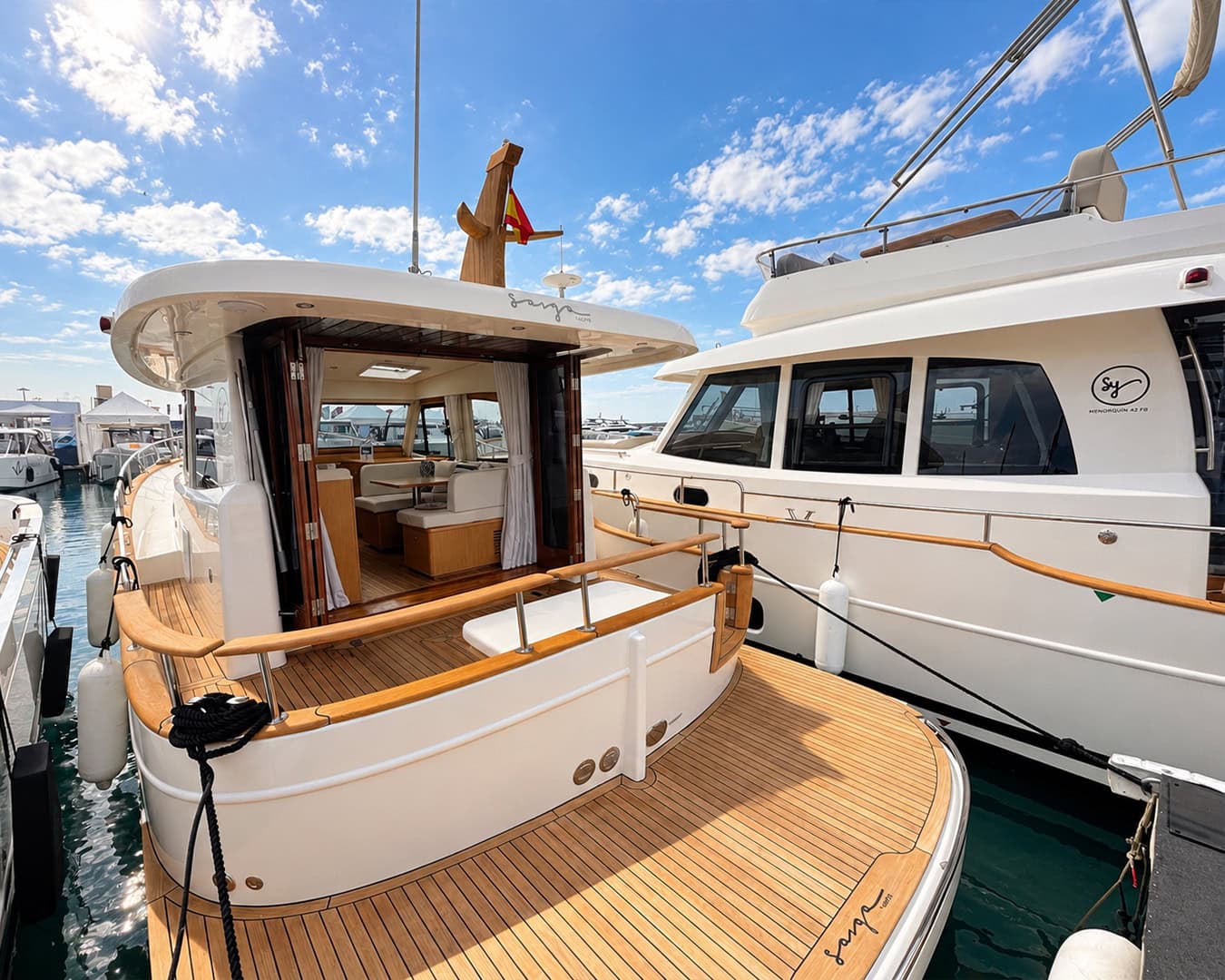 Bañera y salón abierto de un Menorquín, amarrado junto a un Menorquín 42 FB con flybridge.