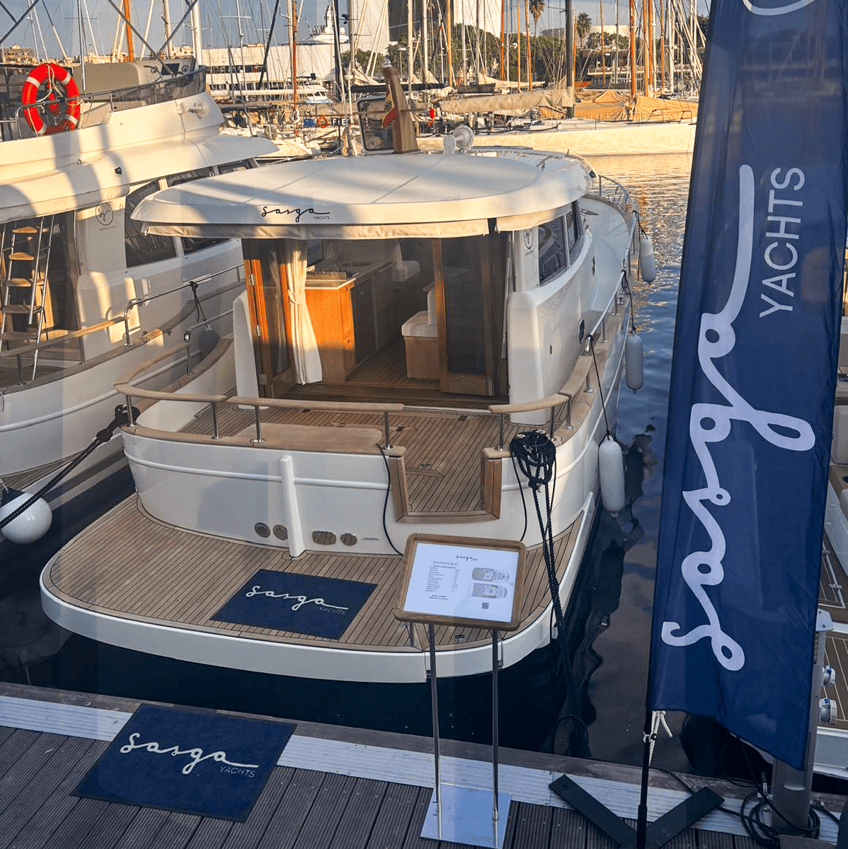 Vista de popa del Menorquín 34 HT de Sasga Yachts amarrado en el Port Vell durante el Salón Náutico de Barcelona 2026.