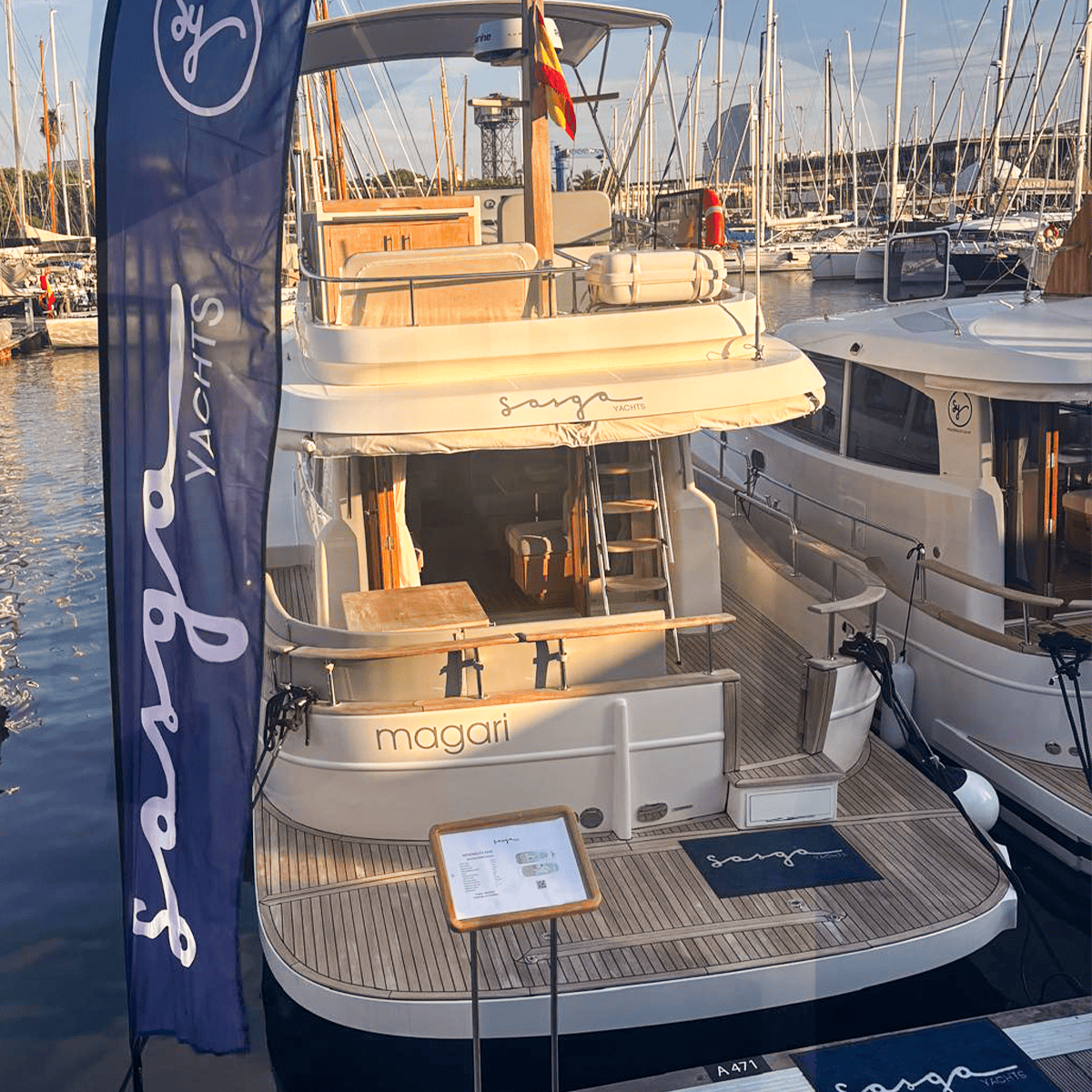ista de popa del Menorquín 42 FB de Sasga Yachts con flybridge y plataforma de baño, expuesto en el Salón Náutico de Barcelona 2026.