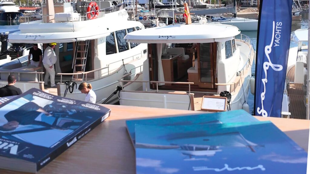 Los modelos Menorquín 42 FB y Menorquín 34 HT de Sasga Yachts expuestos juntos en el agua durante el Salón Náutico de Barcelona 2026.