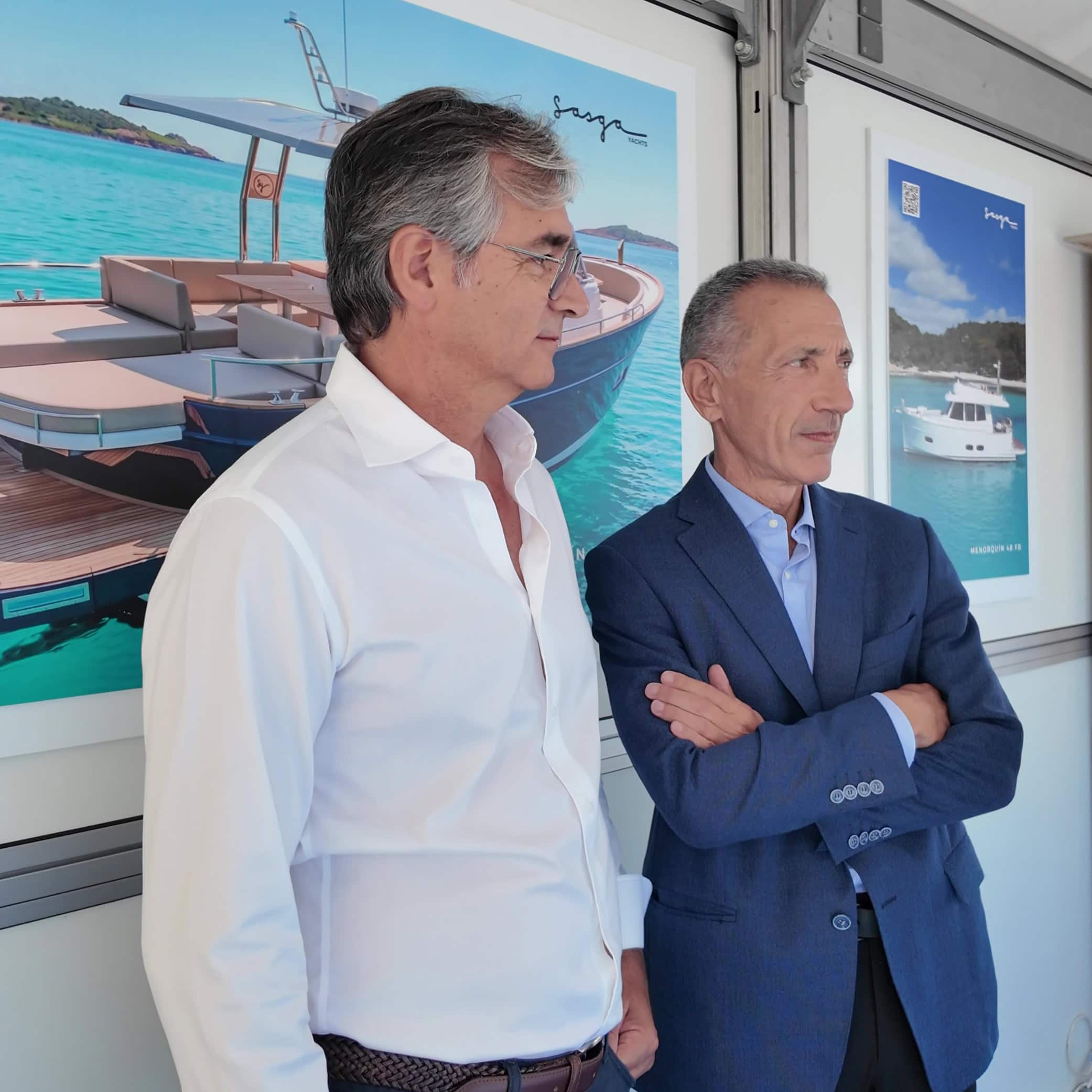 Dos profesionales del sector náutico conversan en el espacio de Sasga Yachts durante el Salón Náutico de Barcelona 2026.